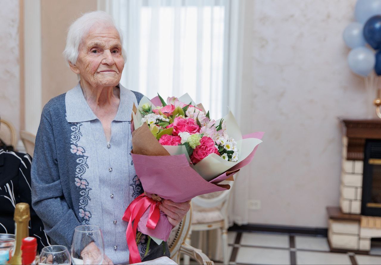 На параде на Красной площади на трибуне по левую руку от Президента — житель Орехово-Зуевского округа, ветеран Великой Отечественной войны, снайпер Александра Алёшина. В этом году ей исполнилось 100 лет!