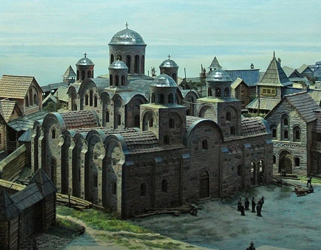 ⛪️ 12 мая 996 года, в эпоху княжения Владимира Великого, в Киеве освящена первая на Руси каменная церковь — Десятинная