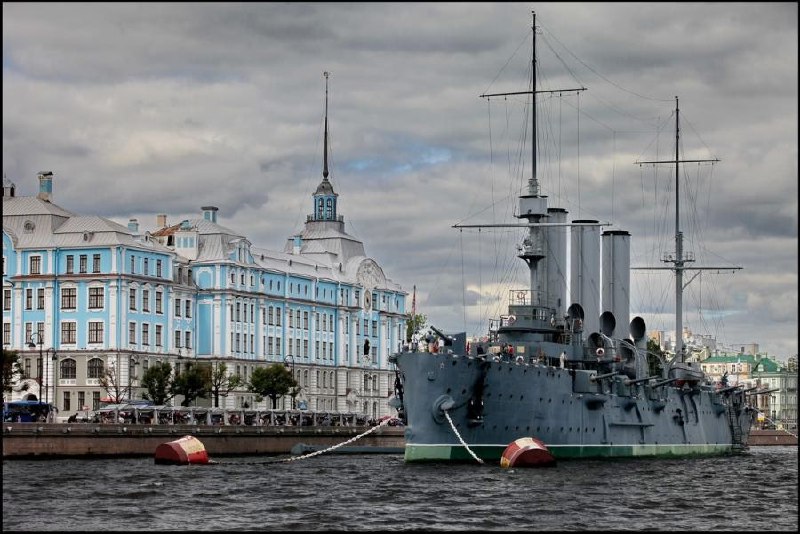 🛥 24 мая 1900 года император Николай II под залпы салюта спустил на воду один из самых легендарных кораблей российского флота — крейсер «Аврора»
