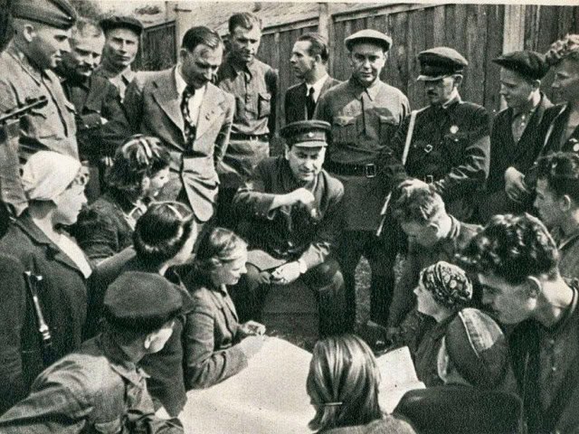 ⭐ 30 мая 1942 года Сталин дал указание создать при Ставке Верховного главнокомандования Центральный штаб партизанского движения (ЦШПД) 