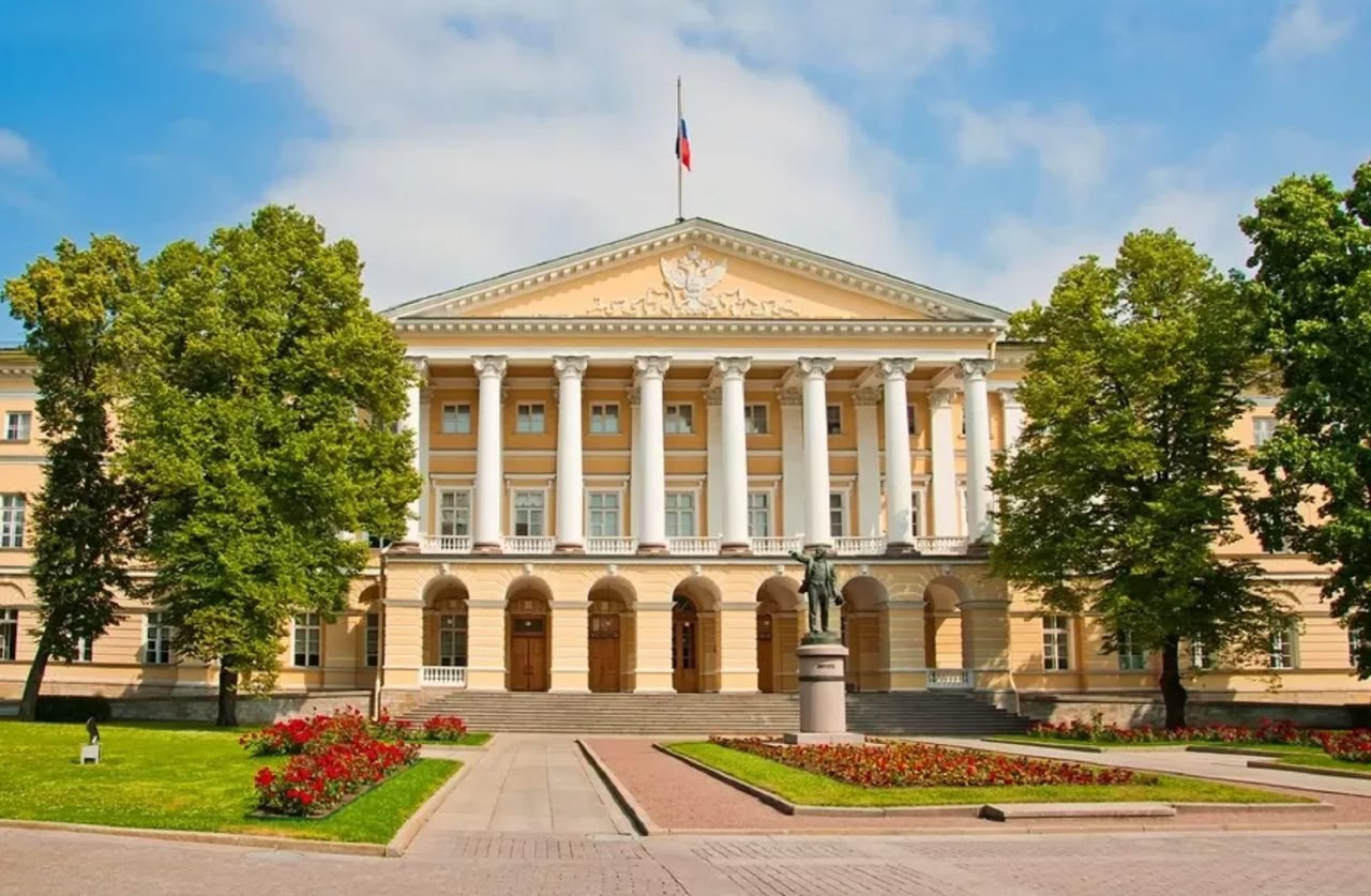 🏰 1 июня 1806 города заложено одно из самых знаменитых зданий Санкт-Петербурга и, не будет преувеличением, всей России – это здание Смольного института благородных девиц. 