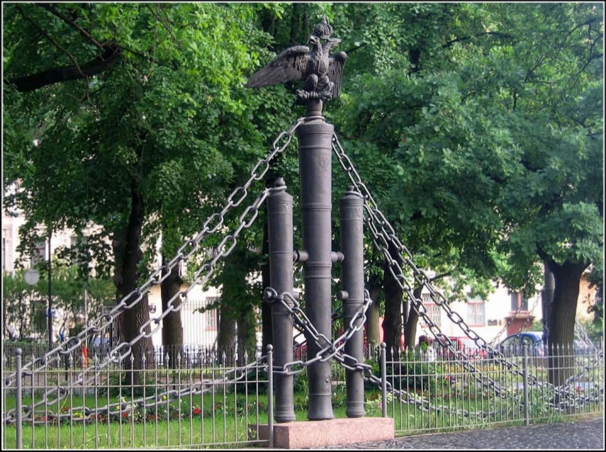 📆 1 июня 1830 года в Санкт-Петербурге вокруг Спасо-Преображенского собора установлена ограда из турецких орудий — трофеев русско-турецкой войны 1828-1829 годов