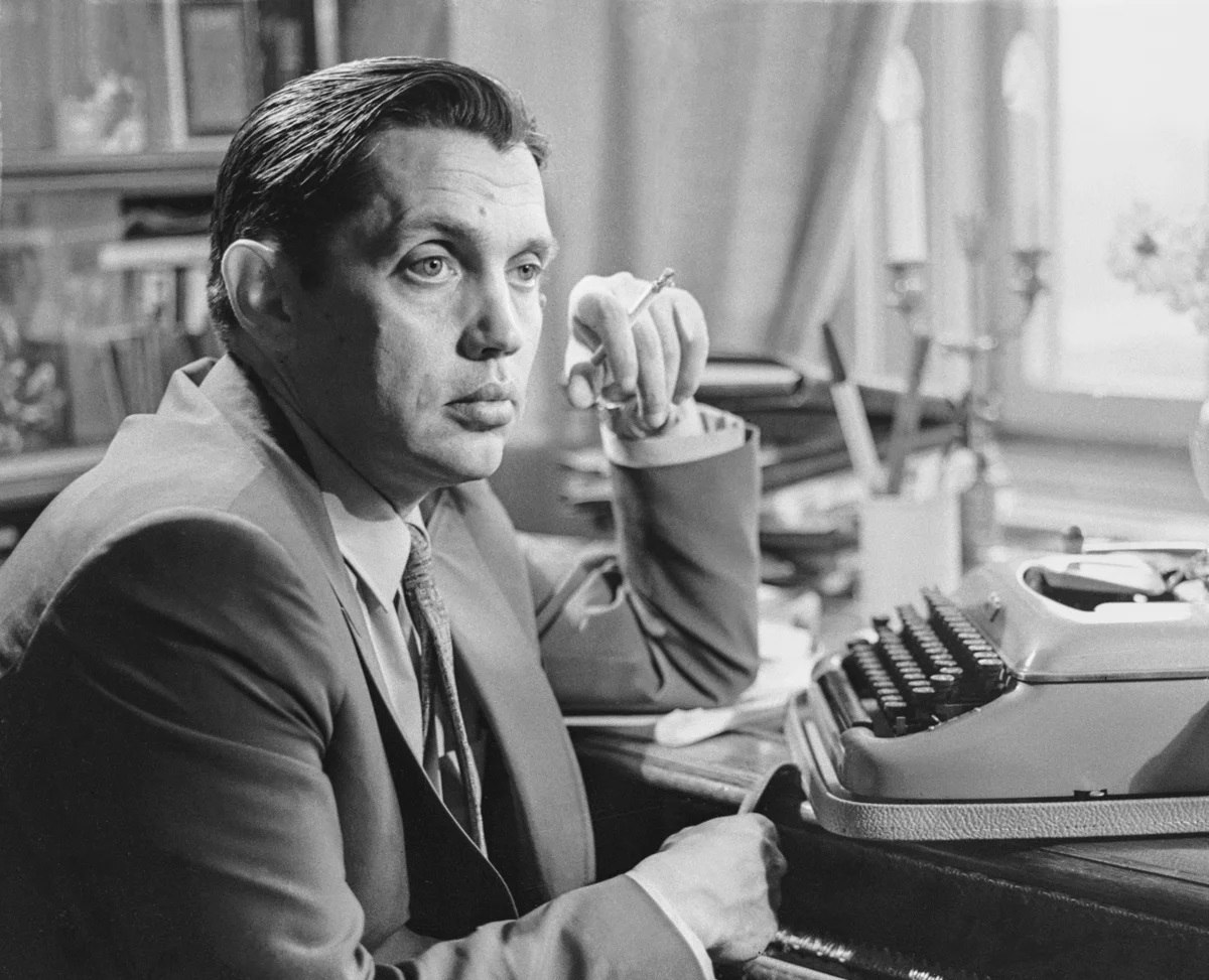 92 года назад, 20 июня 1932 года, родился выдающийся советский поэт Роберт Рождественский. 