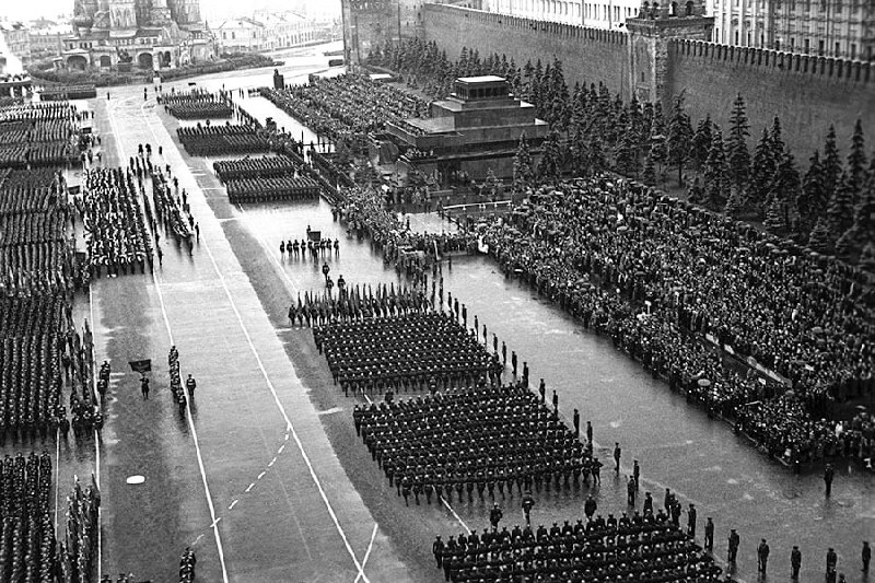 ⭐ 24 июня 1945 года на Красной площади в Москве состоялся Парад Победы. Это историческое событие стало символом победы советского народа над нацизмом и напоминанием о героических подвигах солдат Красной Армии.