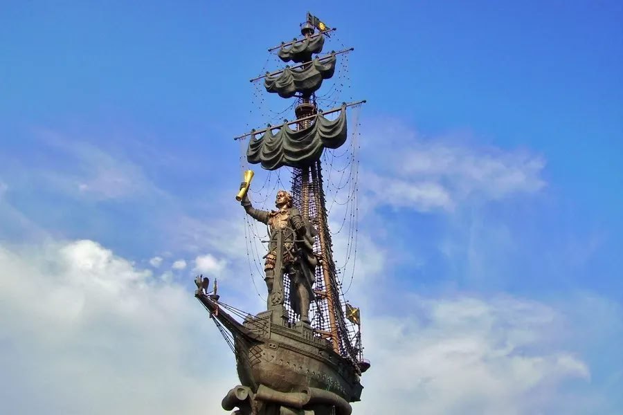 27 июня 1995 года вышло постановление Правительства Москвы об установке памятника в ознаменование 300-летия Российского флота