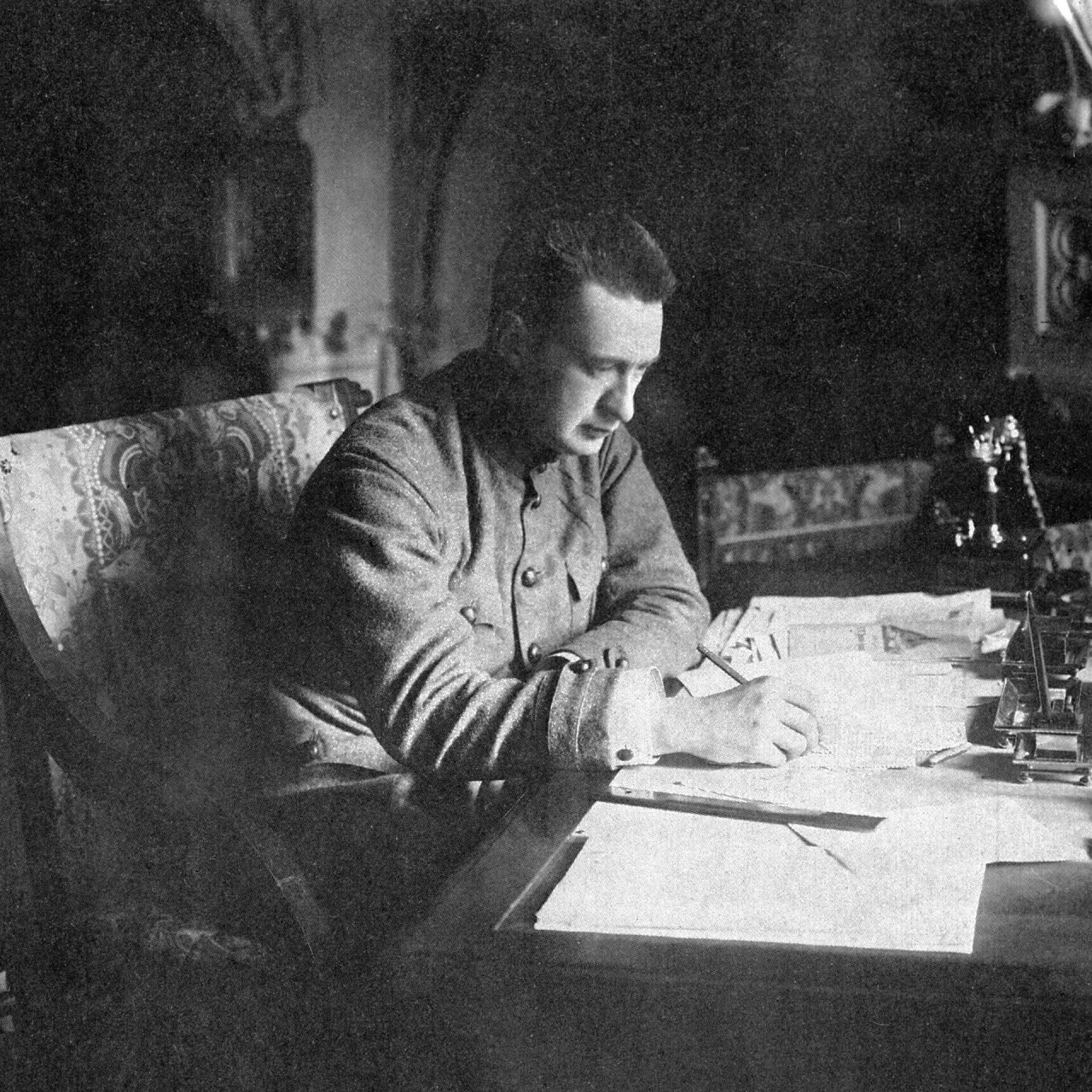📆 5 июля 1917 года Временное правительство России приняло решение расформировать воинские части, участвовавшие в июльских демонстрациях в Петрограде