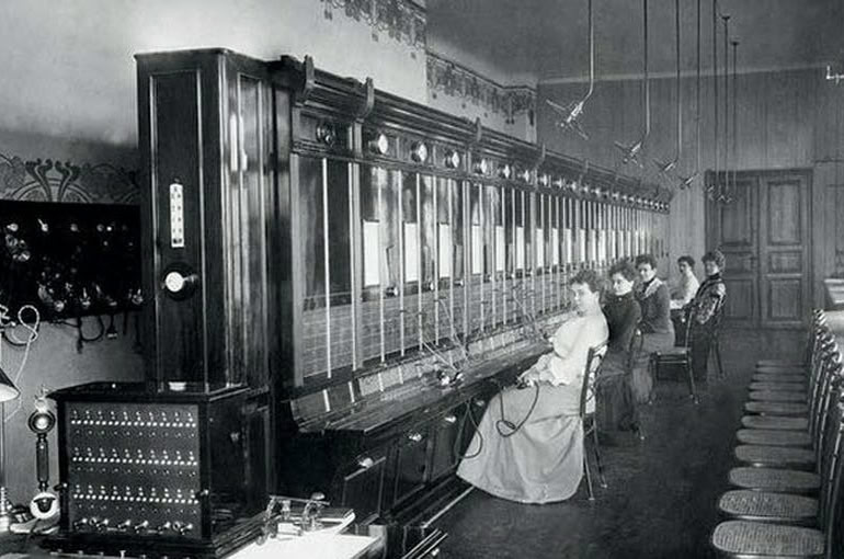 📞 13 июля 1882 года в Москве на Кузнецком мосту была открыта первая телефонная станция. Она насчитывала 128 абонентов. В том же году станции появились в Санкт-Петербурге, Одессе и Риге.