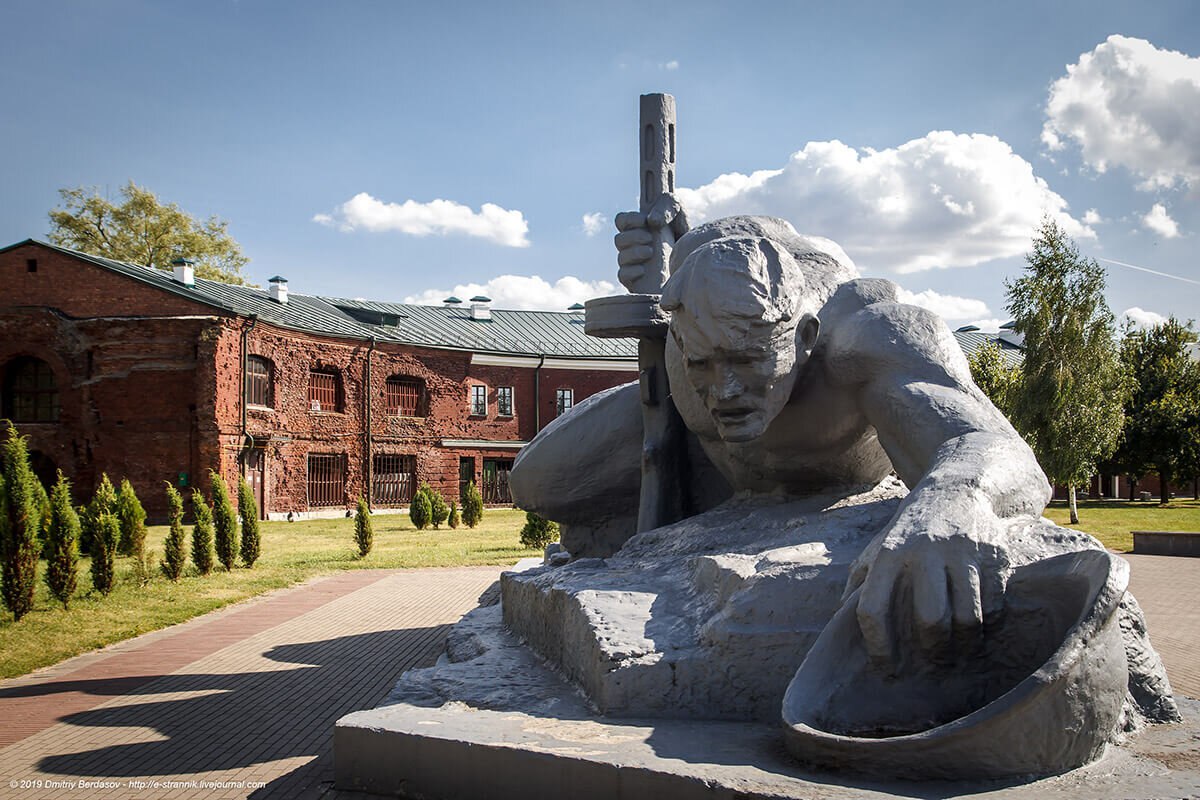 83 года назад, 20 июля 1941 года, неизвестным Защитником Брестской крепости на ее стене была сделана надпись: «Я умираю, но не сдаюсь! Прощай, Родина. 20/VII-41». 