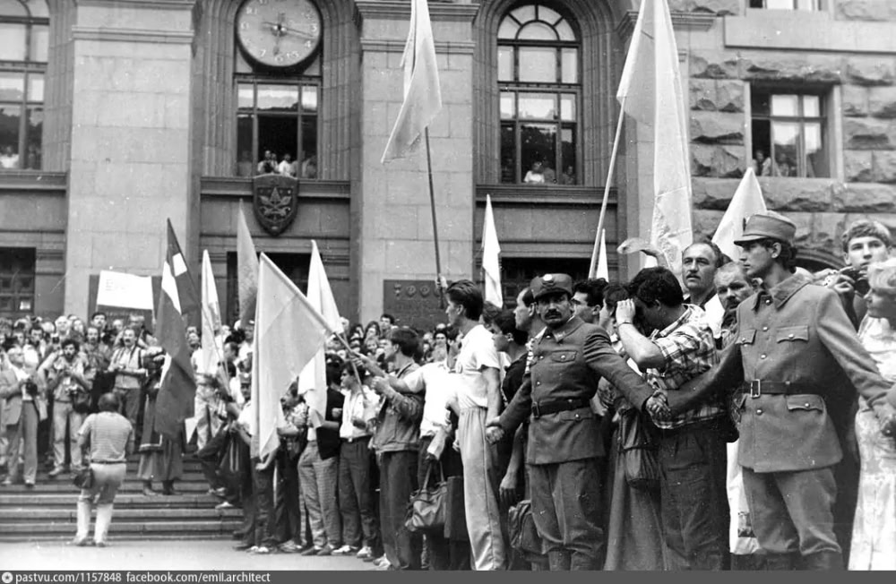 🇺🇦 24 июля 1990 года Президиум Киевского городского Совета народных депутатов постановил поднять сине-желтый флаг рядом с красно-лазоревым государственным флагом Украинской ССР перед зданием горсовета на Крещатике 