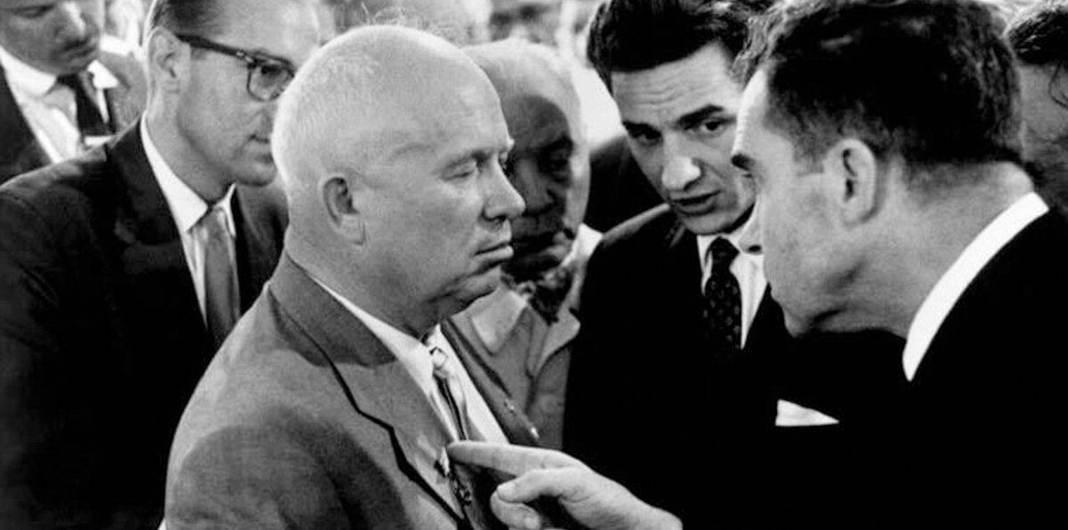 🇺🇦 24 июля 1990 года Президиум Киевского городского Совета народных депутатов постановил поднять сине-желтый флаг рядом с красно-лазоревым государственным флагом Украинской ССР перед зданием горсовета на Крещатике 