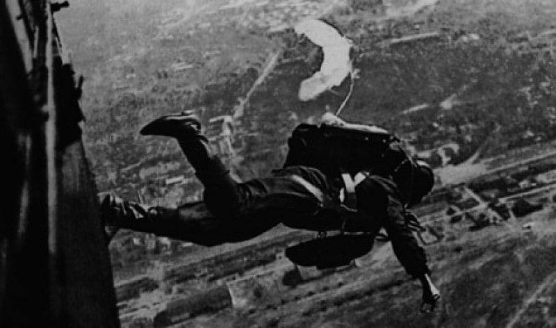 Сегодня, 26 июля в России отмечают День парашютиста. Это праздник советских и российских профессионалов и любителей парашютного спорта.