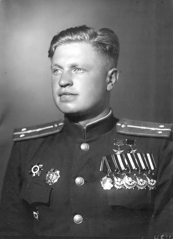 Дважды Герой Советского Союза лётчик-штурмовик 75-го гвардейского штурмового авиационного полка гвардии капитан Анатолий Яковлевич Брандыс (12.08.1923 — 23.03.1988).