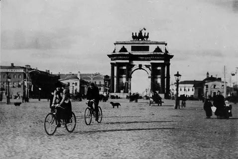 ⭐️ 30 августа 1829 года в Москве была заложена каменная Триумфальная арка 