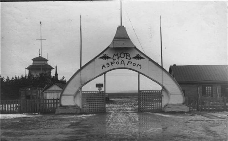 3 октября 1910 года открылся московский аэродром на Ходынском поле, став первым стационарным аэродромом в России