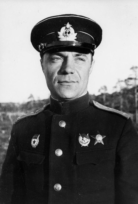 13 октября 1943 года погиб Макаревич Сергей Антонович – помощник командира эскадрильи 9-го гвардейского минно-торпедного авиационного полка 5-й минно-торпедной авиационной дивизии Военно-воздушных сил Северного флота, гвардии капитан, Герой Советского Союза (1944).