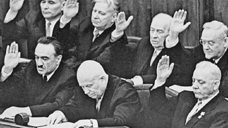 📆14 октября 1964 года в ходе пленума ЦК КПСС с поста Первого Секретаря был смещён Никита Хрущёв