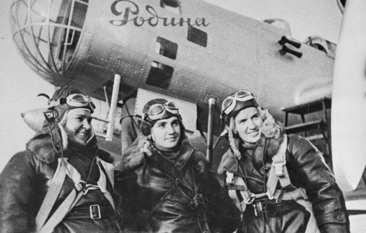 2 ноября 1938 года первым женщинам в СССР присвоено звание Героя Советского Союза