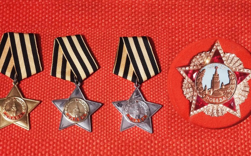 8 ноября 1943 года учреждены орден Победы и орден Славы трёх степеней