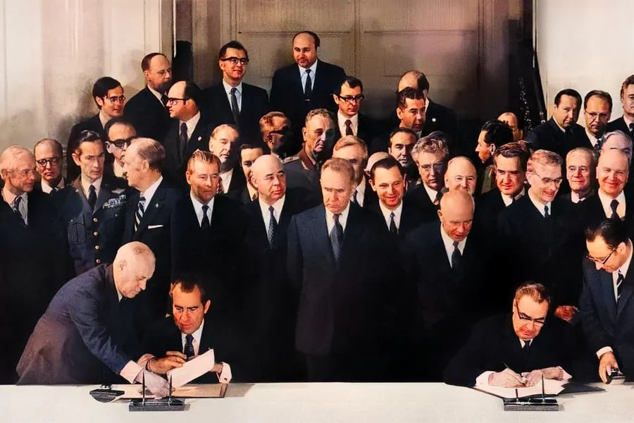 24 ноября 1969 года США и СССР ратифицировали Договор о нераспространении ядерного оружия