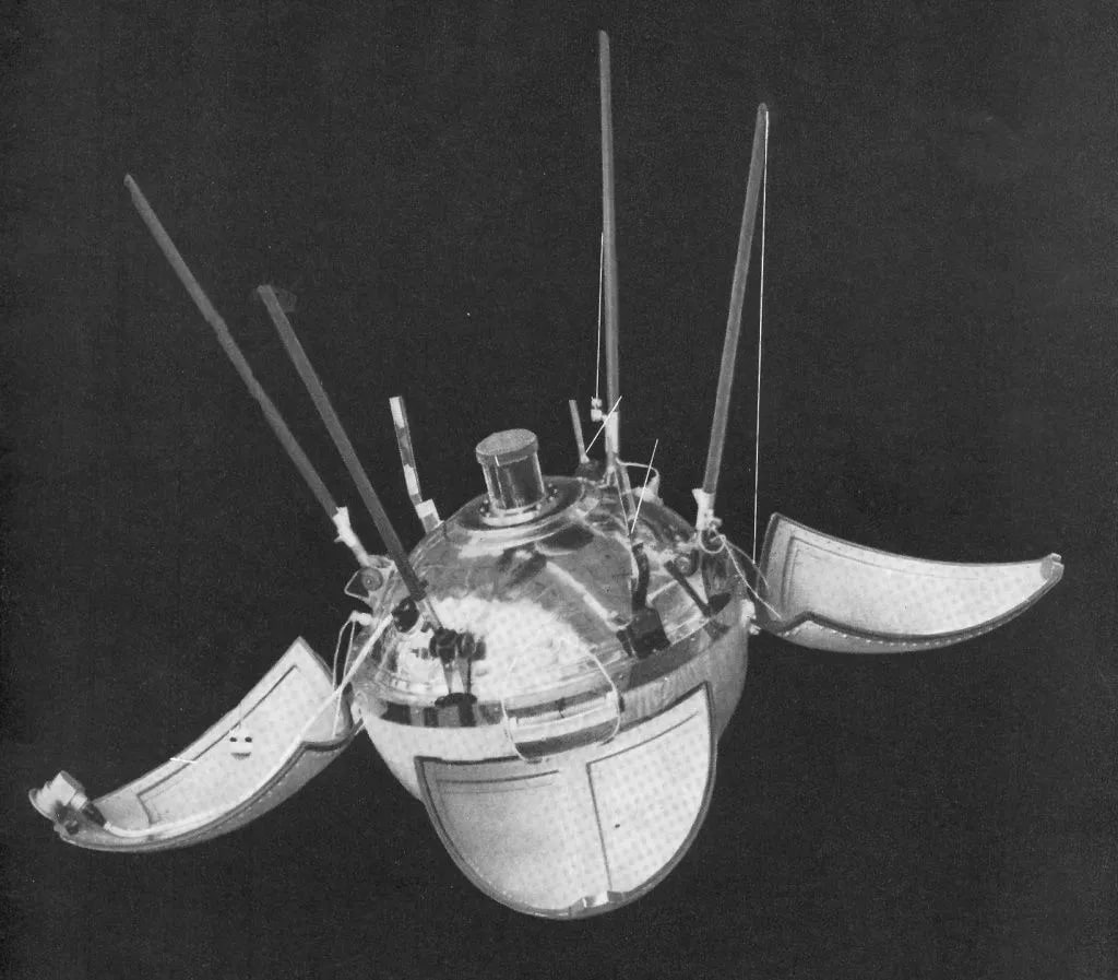 3 февраля 1966 года советская станция «Луна-9» впервые в мире осуществила мягкую посадку на Луну
