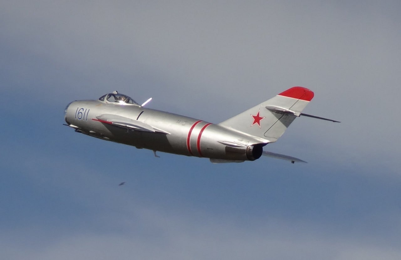 6 февраля 1950 года МиГ-17 стал первым серийным самолётом, превысившим скорость звука в горизонтальном полёте