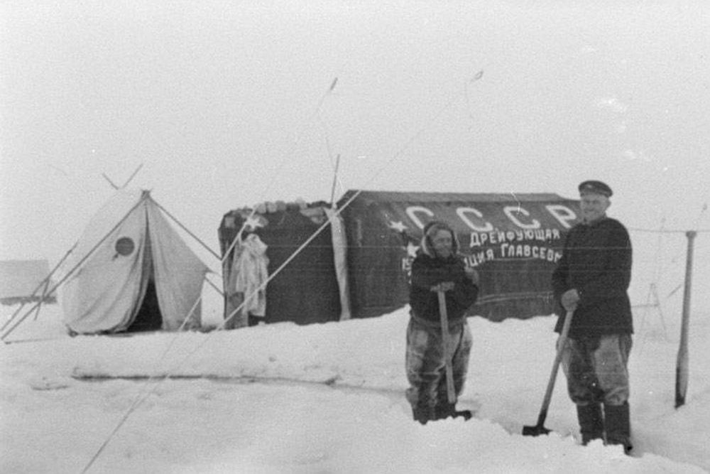 19 февраля 1938 года закончила работу первая в мире дрейфующая научная станция «Северный полюс-1»