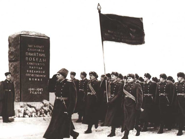 23 февраля 1958 года в Москве на Поклонной горе заложен памятник Победы