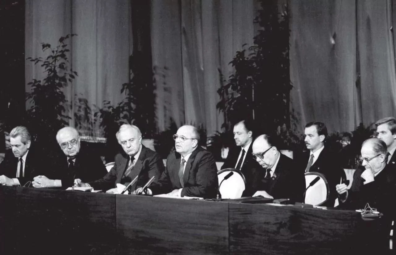 25 февраля 1991 года Организация Варшавского Договора официально объявила о прекращении деятельности своих военных структур.