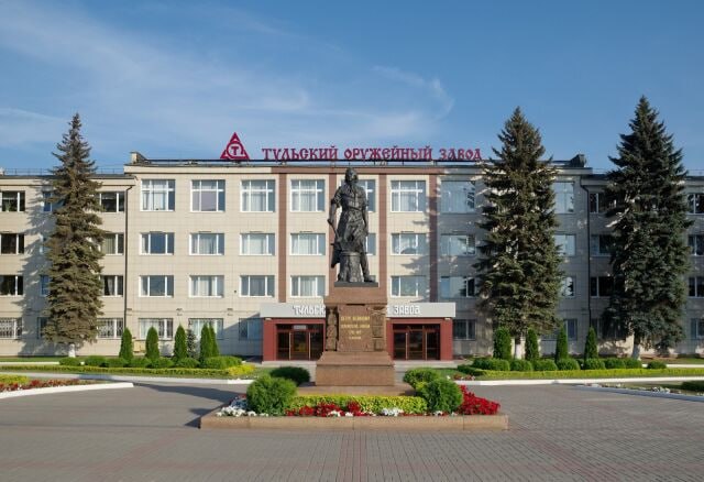 26 февраля 1712 года по указу Петра I был основан Тульский оружейный завод, ставший первым государственным предприятием по производству оружия в России.