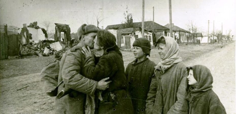 13 марта 1944 года освобожден от немецкой оккупации Херсон