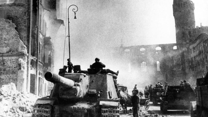9 апреля 1945 года советские войска завершили штурм города Кенигсберг (Калининград)