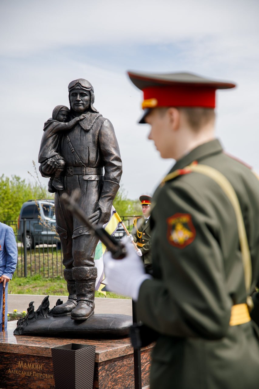 11 апреля 1944 года советский лётчик Александр Петрович Мамкин совершил беспримерный подвиг