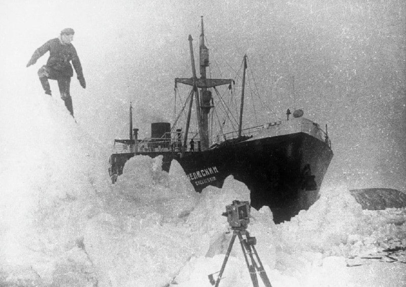 20 апреля 1934 года семь лётчиков стали Героями Советского Союза — первыми обладателями этого звания  