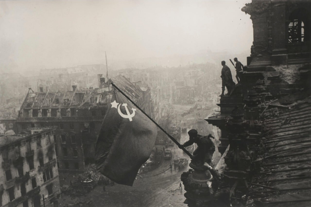 30 апреля 1945 года Знамя Победы было водружено над Рейхстагом