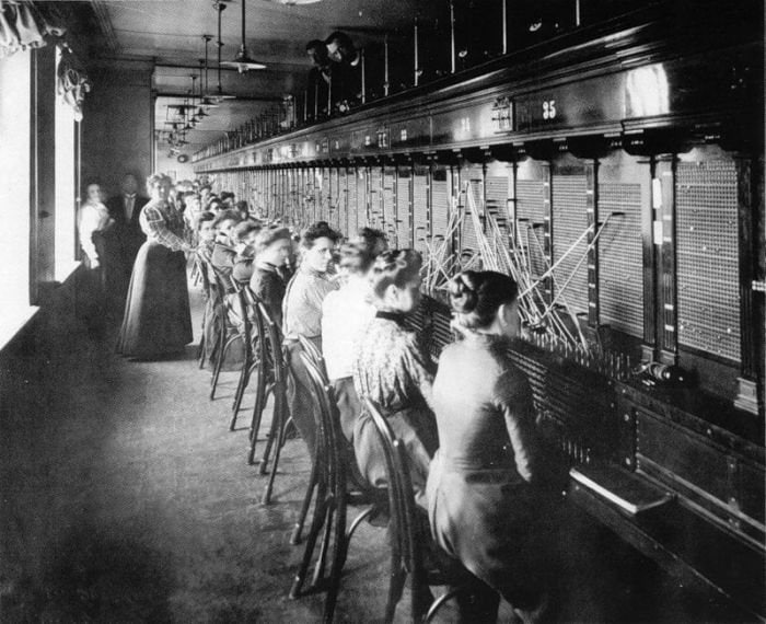 20 июня 1881 года в Нижнем Новгороде была запущена первая в России линия телефонной связи.