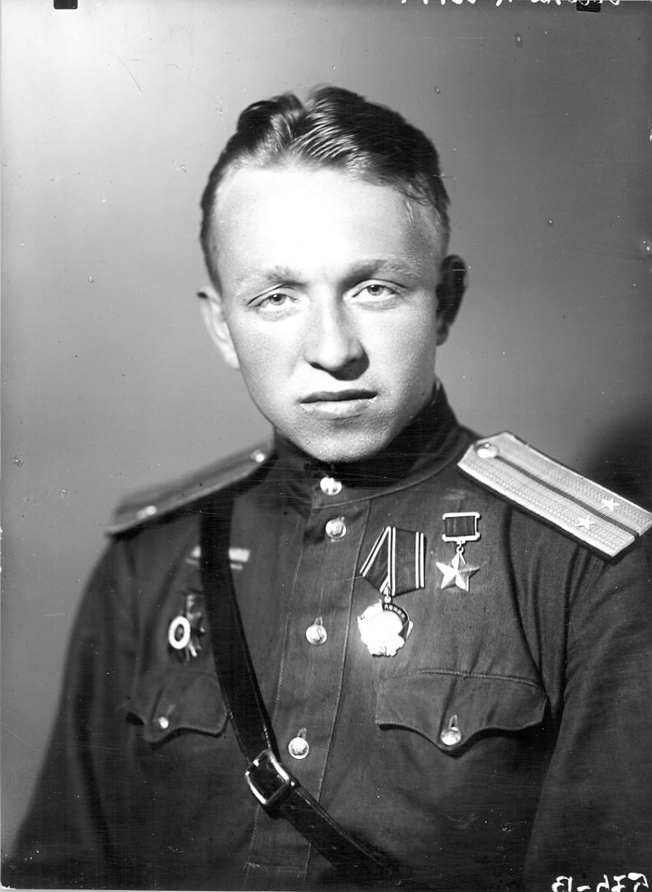 8 июля 1923 года родился Герой Советского Союза, командир пулемётного взвода 957-го стрелкового полка, лейтенант Александр Николаевич Лапин.