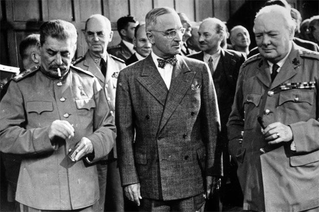 24 июля 1945 года во время Потсдамской конференции Гарри Трумэн сообщил Иосифу Сталину о создании в США нового сверхмощного «супер-оружия»