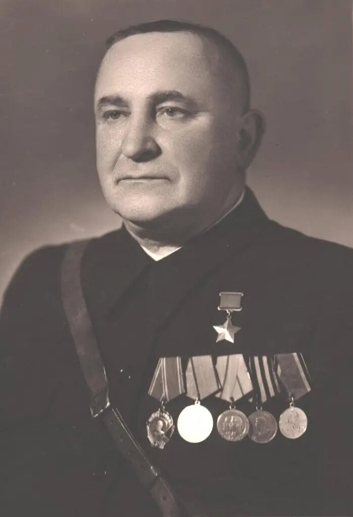 10 августа 1908 года родился Александр Семёнович Азончик